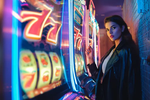 Uma mulher glamourosa segurando fichas de cassino em um ambiente iluminado por néon, representando a atmosfera premium do cassino online 63B.